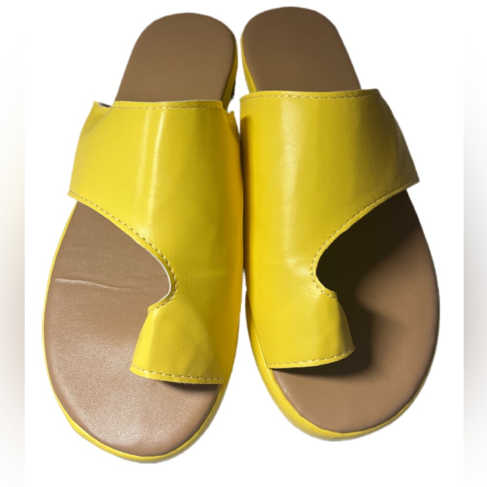 Soft Yellow Platform Sandals on Beige Bottom Unknown Brand Size 8.5 Summer Slide